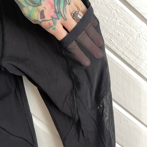 Lululemon Black Cropped Leggings Mesh Inserts Pockets Size 4 - Picture 5 of 7